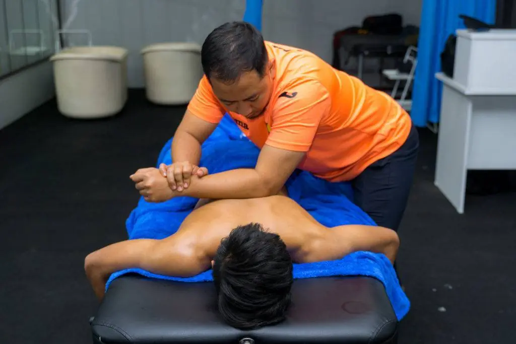 Luqsports therapist at work